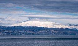 Süphan Dağı'nın zirvesinde mercek bulutu oluştu