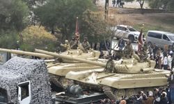 Suriye’de Esad’ın devrilmesinin yıl dönümünde yeni ordudan askeri geçit töreni