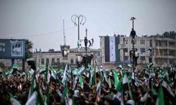 Suriyeliler Esad rejiminin devrilmesinin 1’inci yıl dönümünü Emevi Meydanı’nda kutladı