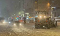 Tatvan'da 15 köy yolu ulaşıma kapadı: Merkezde kar kalınlığı 50 santimetreye ulaştı