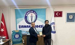 Tayini çıkan Sağlık-Sen temsilcisi plaketle uğurlandı