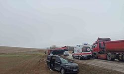 Tırın dorsesi hafif ticari aracın üzerine devrildi: 2 yaralı