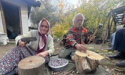 Topladıkları kozalakları kızgın ateşte saatlerce kaynatarak şifa deposuna dönüştürüyorlar