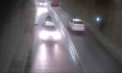 Tünelde bir anda duran otomobile motosiklet çarptı: Kaza anı kamerada