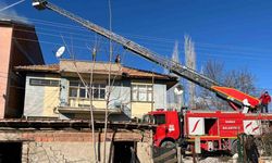 Uşak’ta evin çatısında çıkan yangın paniğe neden oldu