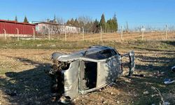 Uşak’ta otomobil tarlaya devrildi: 1’i bebek 5 yaralı