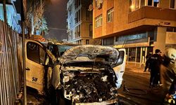 Üsküdar’da park halindeki araç alev alev yandı: O anlar kamerada