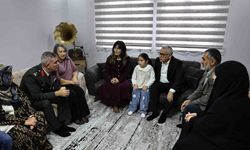 Vali Şimşek babası asker olan minik Gökçe’yi daveti üzerine evinde ziyaret etti