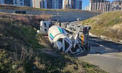 Virajı alamayan beton mikseri yan yattı, beton yola döküldü