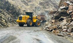 Yağış sonrası kopan kaya parçaları yolu ulaşıma kapattı