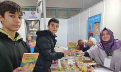 Yazar öğretmen kitap fuarında öğrencilerle buluştu