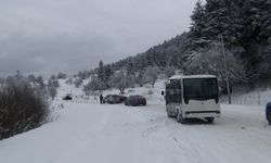 Yedigöller Milli Parkı yolu buzlanma nedeniyle ulaşıma kapatıldı