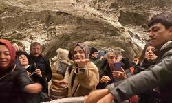 Yerin 150 metre altındaki bu mağarada şifa arıyorlar