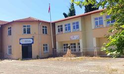 Yıllar önce kapısına kilit vurulan İlk ve Ortaokulu yıkılıyor