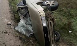 Yoğun sis beraberinde kaza getirdi: Devrilen otomobil sürücüsü yaralandı