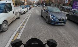 Yoğun trafikte ters yöne giren sürücü tehlikeye davetiye çıkardı