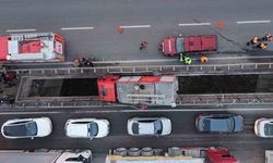 Yüksek gerilim tellerine ramak kala, itfaiye aracı köprü arasında sıkıştı: 3 personel yaralı