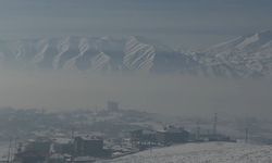 Yüksekova sis altında kaldı