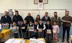 Yüksekova’da 16 okula 440 farklı eğitim ve zeka oyunu seti ile kırtasiye malzemesi hediye edildi
