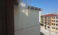 Yüksekova’da buz sarkıtları 2 metreyi geçti