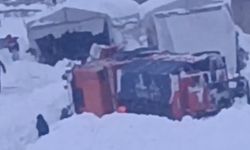 Yüksekova'da karla mücadele aracı devrildi