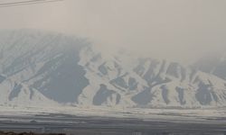 Yüksekova’nın etrafını çevreleyen dağlar beyaza büründü