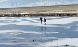 Yüzeyi tamamen donan nehir üzerinde yürüyüş heyecanı