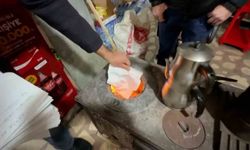 Zara’da ihtiyaç sahiplerinin veresiye borcu kapatıldı, defter sobada yakıldı