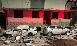 Zeytinburnu’nda binanın çatısından kopan parçalar araçları hurdaya çevirdi