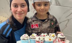 Minik eller pastaya dokundu, rengarenk pastalar çıktı