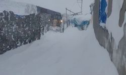 2 bin 300 rakımda zorlu karla mücadele çalışması