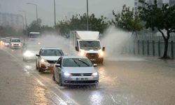 Adana'da şiddetli yağış yolları göle çevirdi, apartmanları su bastı