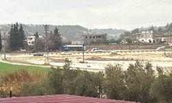 Adana'yı sağanak vurdu: Göle dönen caddelerde araçlar mahsur kaldı