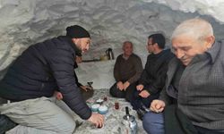 Adilcevaz'da esnaf biriken kardan çay evi yaptı