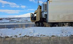 Adilcevaz'da karpuz yüklü tır kaza yaptı: 1 yaralı