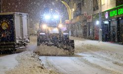 Akdağmadeni Belediyesi ekipleri kar mesaisinde