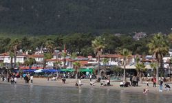 Akyaka'da güneşli hava sahilleri doldurdu