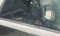 Alt geçitteki buz sarkıtı araç camını kırdı