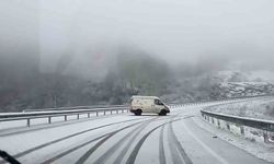 Amasra'da kar yağışı sürücülere zor anlar yaşattı