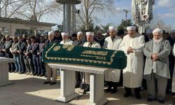 Annesinin cenazesinde ağabeyi tarafından öldürülen kardeş son yolculuğuna uğurlandı