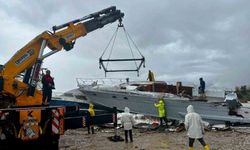 Antalya'da hortumun vurduğu tekneler vinçlerle kurtarılıyor