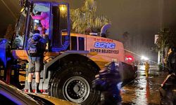 Antalya'da taşkında evlerinde mahsur kalan 4 çocuk ve yaşlı kadın pansiyona yerleştirildi