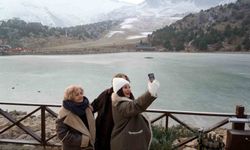 Ardıçlı Gölü buzla kaplandı