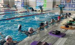 Aydınlı çocuklar yüzme öğrenip, tatilin tadını çıkarıyor