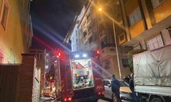 Bahçelievler'de çatı yangınındaki alevler yan binaya sıçradı