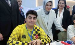 Bakan Göktaş, Türkiye Yıldızlar Satranç şampiyonu olan Topuz'u tebrik etti