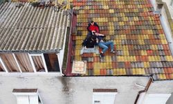 Balıkesir'de çatıya çıkan adamı polis ve itfaiye ekipleri indirdi