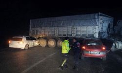 Bandırma'da otomobiller sisli yolda tır dorsesine çarptı: 8 yaralı