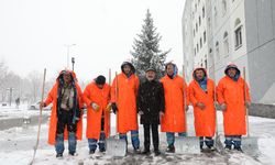 Başkan Çolakbayrakdar: 'Gece gündüz demeden merkez ve kırsalda kar temizliği devam ediyor'