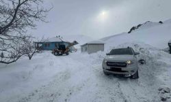 Battalgazi Belediyesi ekipleri, sağlık çalışanlarını iş makinesiyle hastaya ulaştırdı